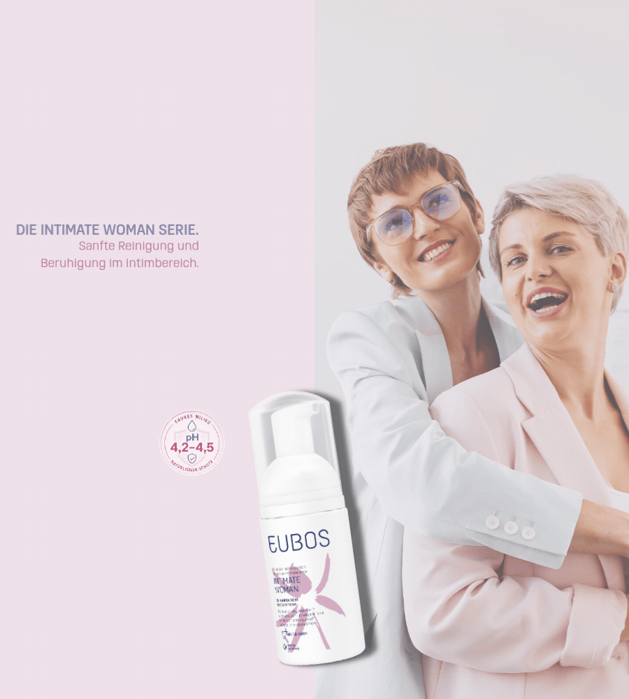 Zwei Frauen lächeln. EUBOS Intimate Woman Schaumdusche. pH-Wert 4,2-4,5.